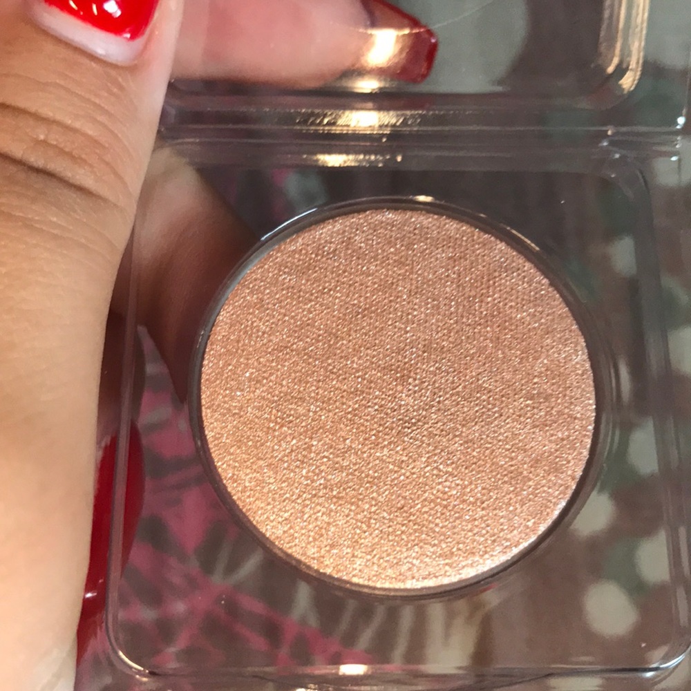 Ciate glow to highlighter in the color moondust